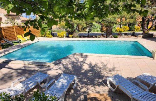 Saint-Saturnin-les-Avignon Bed & Breakfast | Domaine Les Gendalis