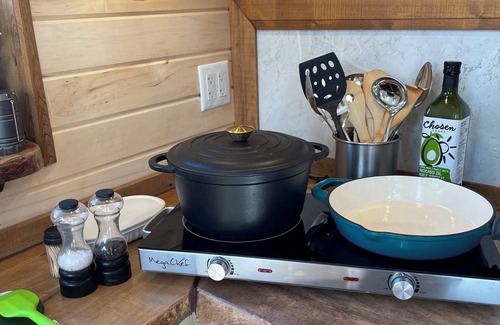 Listuguj Mi'gmaq First Nation Ski Chalet | Dôme 4: Waterfront-HotTub-AC-BBQ-Kitchen-Bathroom
