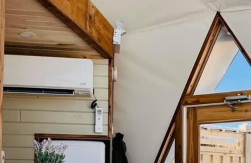 Listuguj Mi'gmaq First Nation Ski Chalet | Dôme 4: Waterfront-HotTub-AC-BBQ-Kitchen-Bathroom