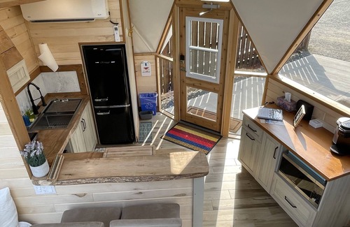 Listuguj Mi'gmaq First Nation Ski Chalet | Dôme 5: Waterfront-HotTub-AC-BBQ-Kitchen-Bathroom