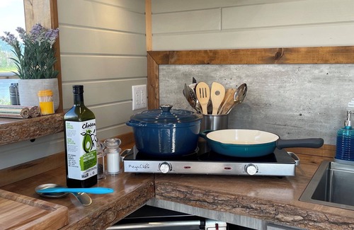 Listuguj Mi'gmaq First Nation Ski Chalet | Dôme 5: Waterfront-HotTub-AC-BBQ-Kitchen-Bathroom