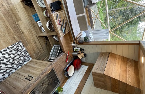 Listuguj Mi'gmaq First Nation Ski Chalet | Dôme 6: Waterfront-HotTub-AC-BBQ-Kitchen-Bathroom