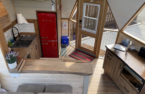 Listuguj Mi'gmaq First Nation Ski Chalet | Dôme 6: Waterfront-HotTub-AC-BBQ-Kitchen-Bathroom