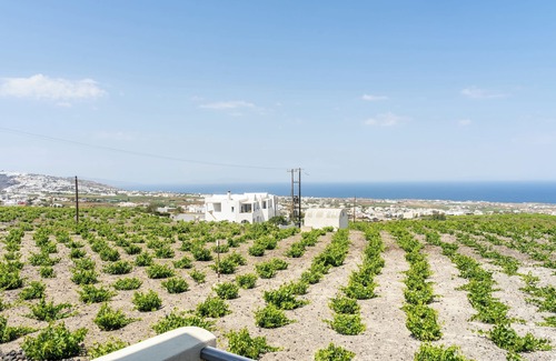Santorini Apartment | Dome Superior Apartment with Vineyard & Sea View - Split Level