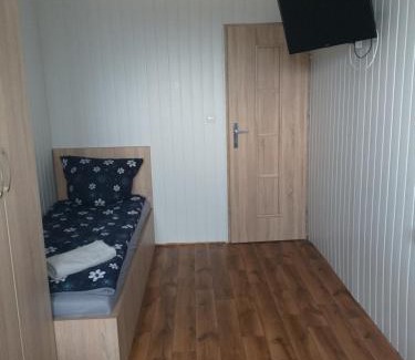 Grodzisk Mazowiecki Apartment | Domek - 2 Sypialnie, Kuchnia, Łazienka - 6 Osobowy N6 - FreezerHause Izdebno- NoclegiGrodziskPL 792-535-535