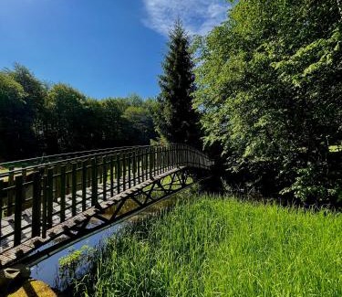 Kolczyglowy House | Domek z balią nad Wodospadem w głębi lasu