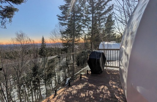 Saint-Luc-de-Bellechasse Ski Chalet | Domes, Luxury glamping