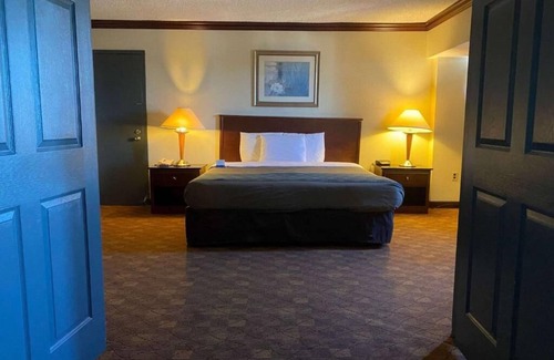 Sandston Hotel | Dominion Inn & Suites