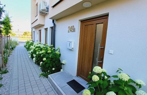 Senec House | Domy 200m od pláže s terasou na grilování priamo na Slnečných jazerach Senec
