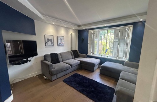 Thornton Apartment | Don't wake me up. South London. Sleeps 22
