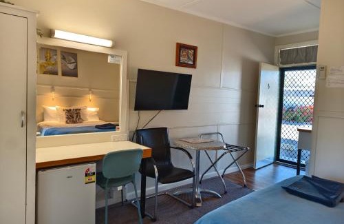 Donald Hotel | Donald Riverside Motel