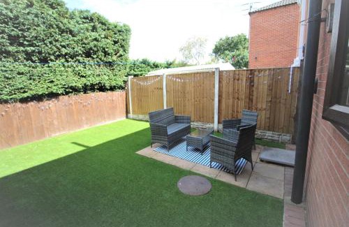 Thorne House | Doncaster - Thorne - 3 Bed Semi - Private Garden & Parking 2 Cars - Quiet Cul De Sac Location - Dog Friendly - Fast Wifi - Close to Motorway Access