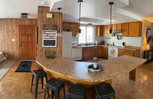Lakehead-Lakeshore Cabin | Doney Creek Cabin