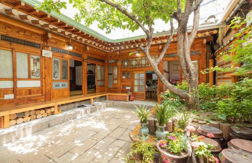 Sungin-dong House | Dongmyo Hanok Sihwadang - Private Korean Style House in the City Center with a Beautiful Garden