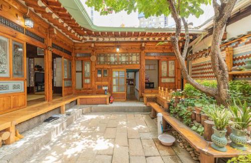 Sungin-dong House | Dongmyo Hanok Sihwadang - Private Korean Style House in the City Center with a Beautiful Garden