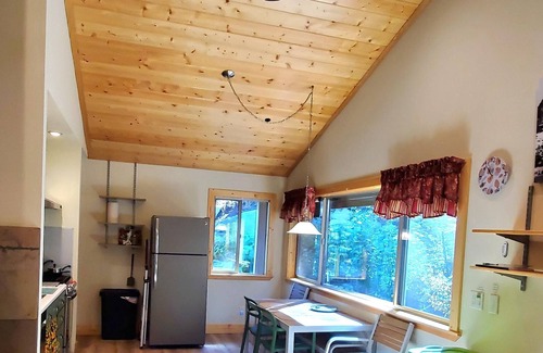 Truckee Apartment | Donner Lake Studio Apt. FOREST ENVELOPED (quiet). Lake across street. PETS. n