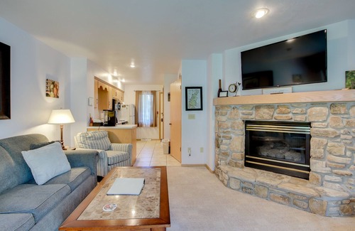 Fish Creek Condo | 'Door County Getaway' - Walk to State Park!