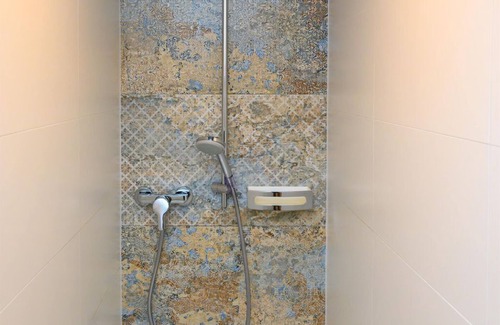 Enns House | Doppelzimmer, Dusche, WC - Appartement-hotel GH Zum Goldenen Schiff