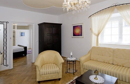 Halbturn Apartment | Doppelzimmer mit Dusche, WC - Wohnen im Schloss - Knappenstöckl
