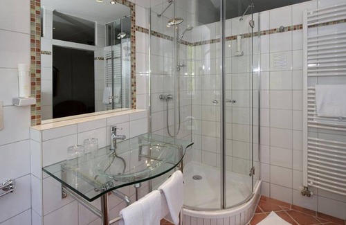 Halbturn Apartment | Doppelzimmer mit Dusche, WC - Wohnen im Schloss - Knappenstöckl