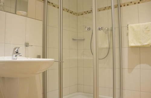 Neroth House | Doppelzimmer Plus Standard inkl.Halbpension - Zur Neroburg, Hotel Restaurant