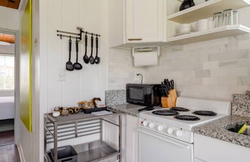 Mount Dora Cottage | Dora's Lakeside 1940's Fish Camp Cottage