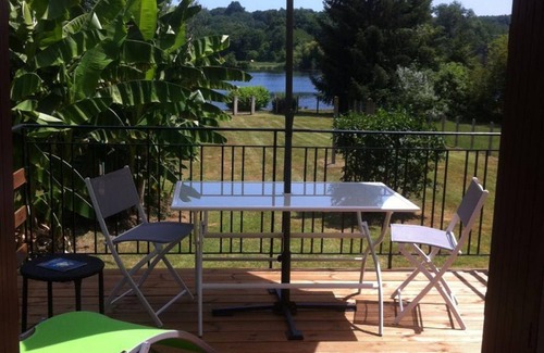 Cales Cottage | Dordogne Getaway: Riverside House with Private Parking