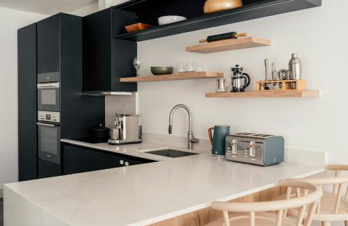 Shaftesbury Apartment | Dorothy Apartments - 3 Bed Ground Floor Apartment & Garden - Battersea