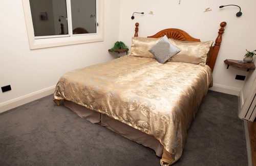 Deer Vale Cabin | Dorrigo accommodation, twin outdoor baths under the stars,120 ac. river & walks