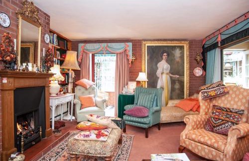 Eaton Mascott House | Dorrington Court