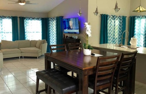 Williamsburg House | Dorrington · Lake Home With Swimming Pool. Super Clean