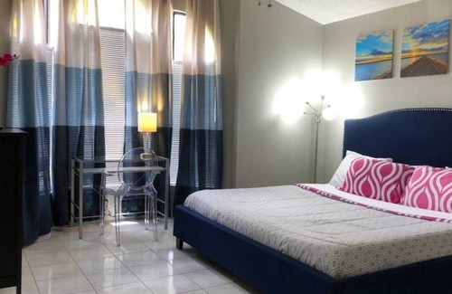 Williamsburg House | Dorrington · Lake Home With Swimming Pool. Super Clean