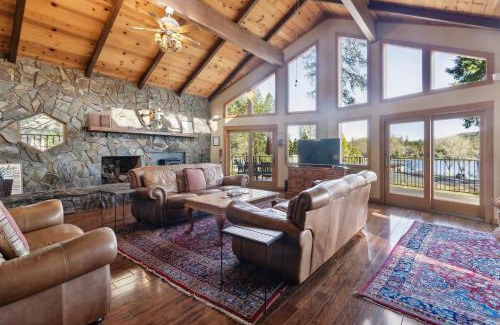 Groveland House | Dos Pinos Spacious Lakefront Cabin with Game Room