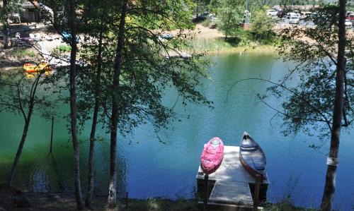 Groveland House | Dos Pinos Spacious Lakefront Cabin with Game Room