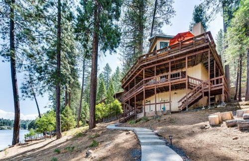 Groveland House | Dos Pinos Spacious Lakefront Cabin with Game Room