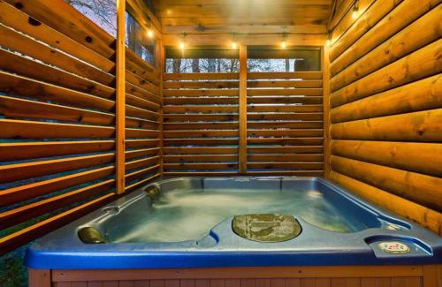 White Oak Lodge House | Dotties Place Hot Tub, Dog Friendly, Arcade