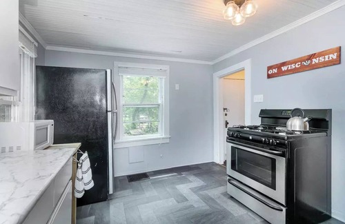 Madison Cottage | Doty St*2BR historic cottage near Lakes,Capitol,UW Campus & hospitals w/parkingn