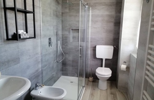 Somma Lombardo Bed & Breakfast | double bed room near Malpensa Airport whit private bathroom, wifi, free parking