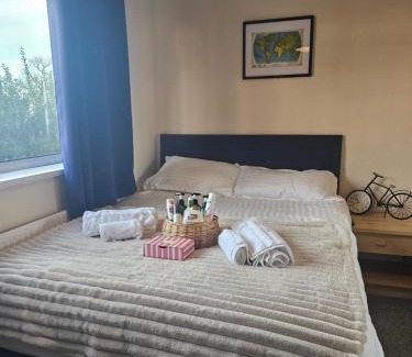 Broadheath House | Double bedroom located close to Manchester Airport