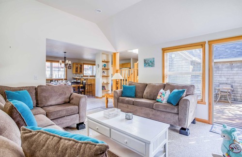 Pacific City House | Double Decks, Saltwater Hot Tub, BBQ, and an Easy Walk to Pacific City Beach!