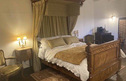 Bellac Bed & Breakfast | Double Deluxe Room (3)nNewly renovated, Seating area, spacious with river view.