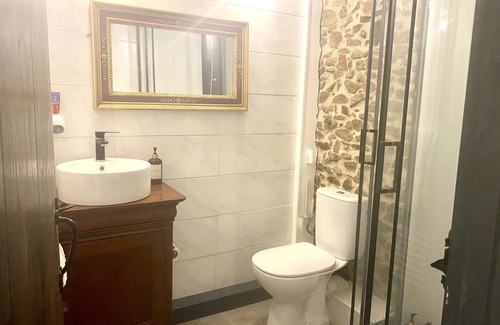 Bellac Bed & Breakfast | Double Deluxe Room (3)nNewly renovated, Seating area, spacious with river view.