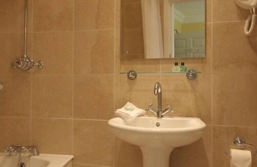 Termonfeckin Hotel | Double Ensuite with Bath at Flynns of Termonfeckin