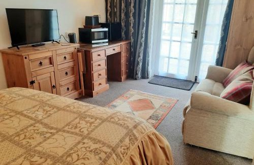 Wickwar Apartment | Double Ensuite with Bath, Sofa, Desk, Wardrobe