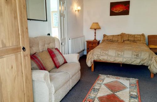 Wickwar Apartment | Double Ensuite with Bath, Sofa, Desk, Wardrobe