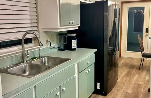 Fellowship House | Double King beds Oasis Getaway close to WEC