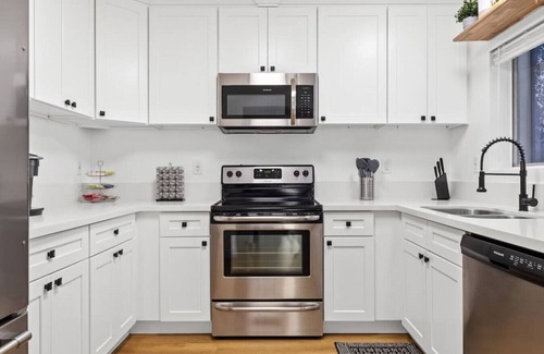 Alamitos Beach Apartment | Double King Suite with Patio Dining and Parking