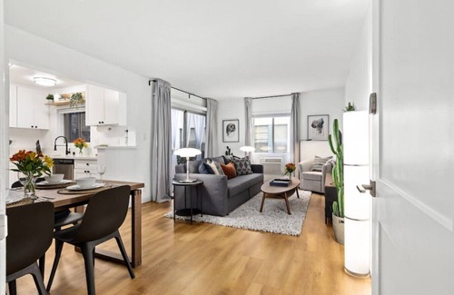 Alamitos Beach Apartment | Double King Suite with Patio Dining and Parking