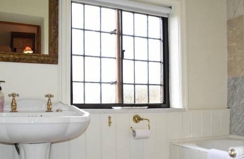 Egerton Bed & Breakfast | Double or Twin Ensuite with Bath at Manor Farm