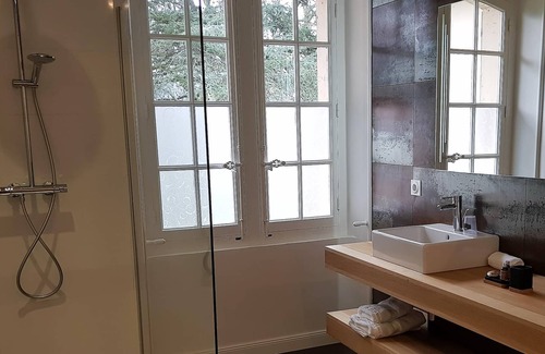 Labruguiere House | Double or Twin-Oversized-Ensuite with Shower-Garden view